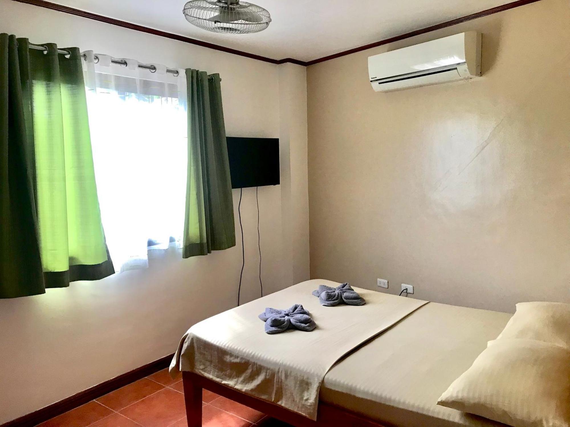 Badladz Staycation Condos Puerto Galera Esterno foto