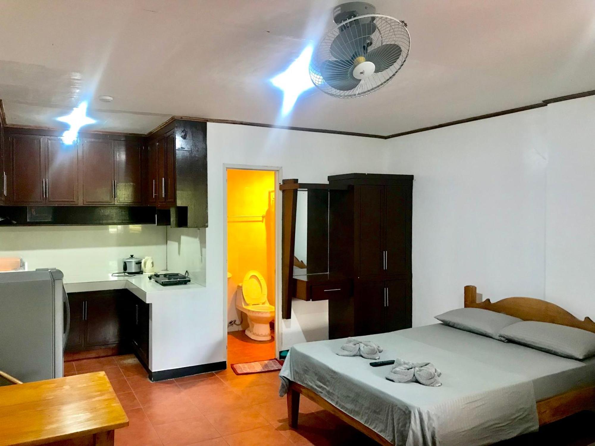 Badladz Staycation Condos Puerto Galera Esterno foto